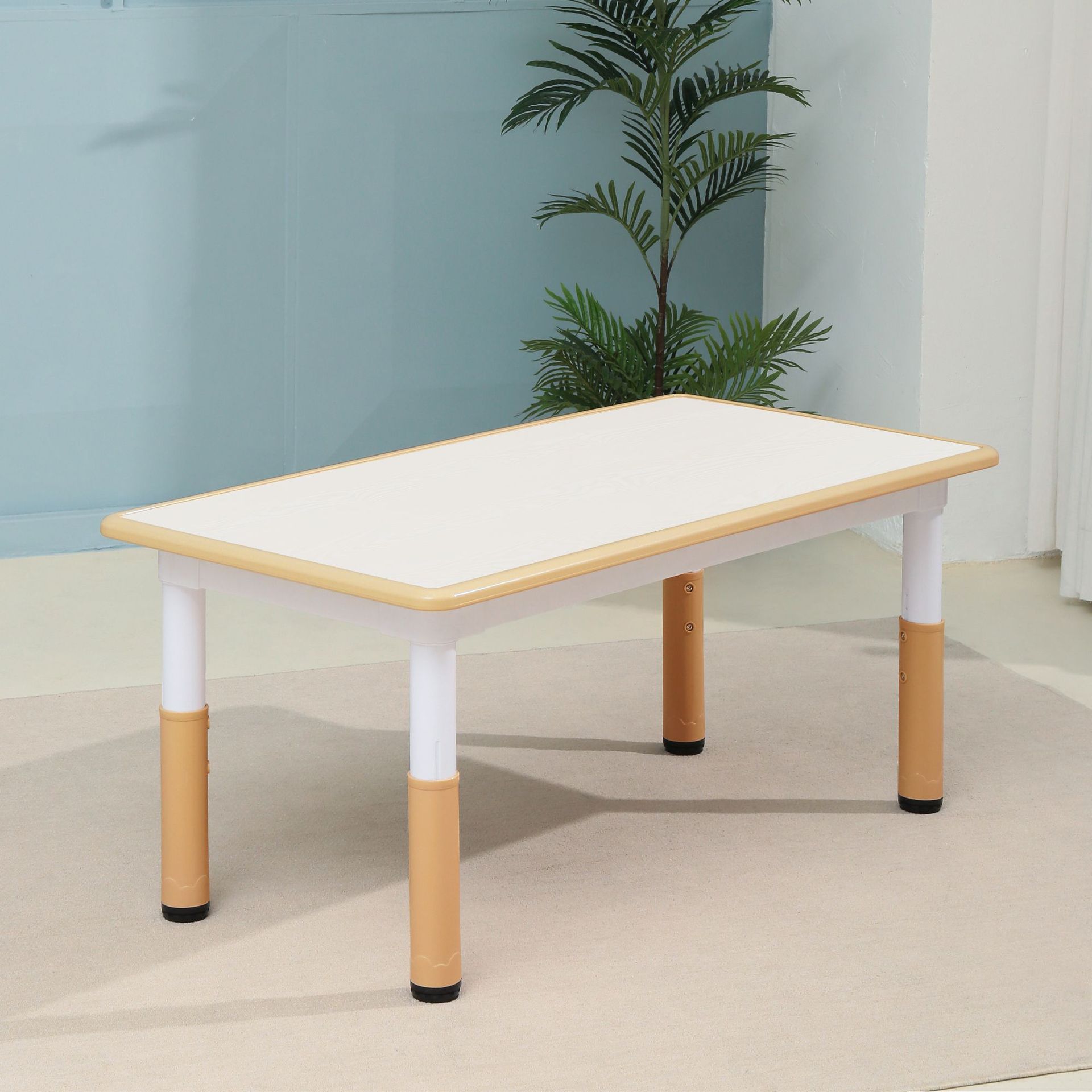 Table simple marron pour tableau blanc