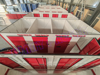 Conteneur de stockage mobile pliable à plusieurs portes de 20 pieds, imperméable, auto-assemblable, pliable, conteneur de stockage plat