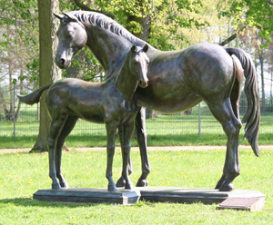 Statue de cheval réaliste en Bronze, grande taille de vie, Sculpture de Mare et de feuille, à vendre - Product Image 1