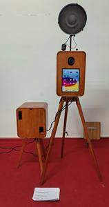 Cabina <span class=keywords><strong>de</strong></span> Fotos con Espejo Mágico <span class=keywords><strong>de</strong></span> Madera <span class=keywords><strong>de</strong></span> Doble Cara, Compatible con iPad Magic Mirror Plus <span class=keywords><strong>de</strong></span> 18.5 Pulgadas - Product Image 5