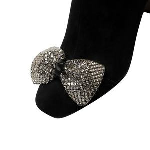 Bottines d'hiver en <span class=keywords><strong>daim</strong></span> <span class=keywords><strong>noir</strong></span> pour femmes avec nœud en strass élégant bout carré talon haut Zip confort OEM/ODM bottes de mode personnalisées - Product Image 6