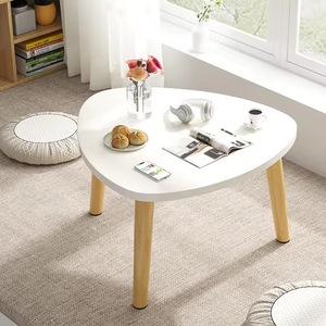 Mesa de centro moderna de fibra de densidad media con forma de triángulo, mesa auxiliar baja para dormitorio de bebé estilo japonés - Product Image 1