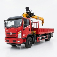 Camion-grue de chantier dédié au levage de matériaux de construction, à l'installation de structures en acier et au transport sur site