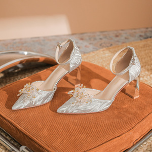 Zapatos de novia de satén con punta en pico y bordado floral, elegantes tacones altos con correa en el tobillo para novia y damas de honor, modelo 7500B-146 - Product Image 1