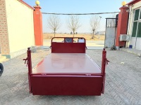 Véhicule à neuf roues équipé d'un moteur refroidi par eau de 400 cm³ capable de transporter 2500 kg de marchandises