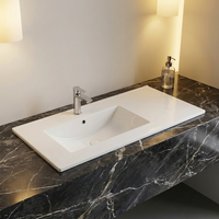 Ensemble sanitaire rectangulaire moderne avec lavabo en céramique élégant et design de comptoir pour salles de bain d'hôtel, facile à nettoyer