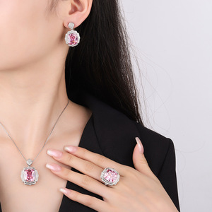 Parure de bijoux haut de gamme en cuivre plaqué or, avec diamant rose simulé, style luxe léger et design industriel, comprenant pendentif, bague et boucles d'oreilles 4*16 - Product Image 4