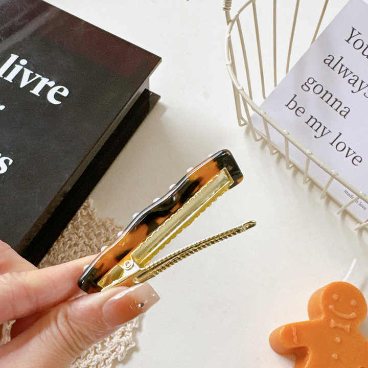 Acetate plate hairpin with irregular wavy edges Pearl Alligator clip