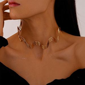 قلادة هندسية بنمط معدني عبر الحدود الأوروبية الأمريكية ، قلادة فاخرة أنيقة بسيطة بتصميم مبالغ فيه - Product Image 3