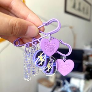Broche Metálico de Pintura Tradicional Kpop KATSEYE de 6CM, Colgante con Impresión UV, Accesorios para Bolsos y Ropa, Pins de Manon, Sophia y <span class=keywords><strong>Daniela</strong></span> - Product Image 3