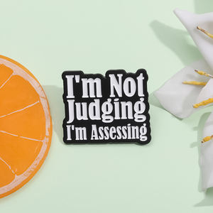 No estoy juzgando, estoy evaluando el Pin esmaltado, citas divertidas personalizadas, broche de Metal, insignia de solapa, joyería, regalo decorativo para amigos - Product Image 3