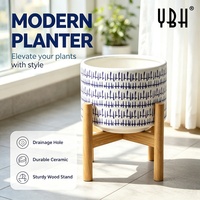 Pot de fleurs en céramique YBH Home Decor avec support en bois, motif bleu et blanc, pour intérieur et extérieur, style bohème minimaliste.