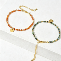 Bracelet de mode classique personnalisé semi-éclatant multicolore en pierres précieuses facettées avec breloque disque doré texturé pour femme