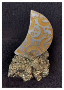 Placa de Carga Decorativa para el Hogar con Forma de Luna de Selenita, Piedra Preciosa Natural, con Adhesivo Grabado, Venta al por Mayor - Product Image 3