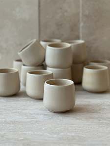 Tazza da caffè in ceramica raffinata senza manico, tazze in porcellana Japandi, piccola tazza da tè pomeridiano. - Product Image 3