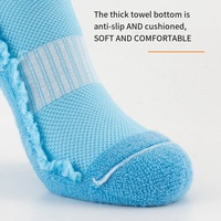 Chaussettes de football OEM en nylon et coton Chaussettes de football athlétiques à prise antidérapante avec logo au bas de conception personnalisée