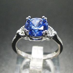 แหวนทองคำ 14K สีโรสโกลด์ ประดับมรกตสีชมพูทรงกลมขนาด 8 มม. แบบฝังหนามเตย สามารถสวมซ้อนกันได้ - Product Image 5