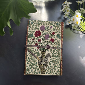 A6 Cuaderno Vintage hecho a mano 160 páginas Regalo ideal para trabajadores con vocación profesional con jarrón estampado de cebra con estampados de flores - Product Image 1