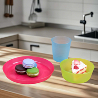 Ensembles de vaisselle en plastique coloré pour les jardins d'enfants comprenant des tasses de boisson tasses de jus bols de riz petits bols assiettes