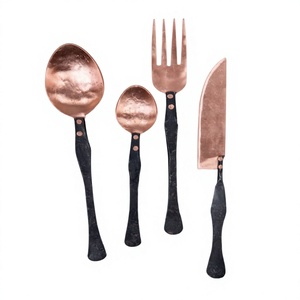 Ensemble de couverts en cuivre et fer noir forgé à la main, avec des têtes en cuivre au fini martelé artisanal. - Product Image 1