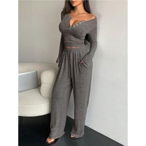 Completo da <span class=keywords><strong>Donna</strong></span> con Scollo a V e Pantaloni a Gamba Larga, Drappeggio Fluido, Resilienza Dimensionale, Silhouette Architettonica, <span class=keywords><strong>Tuta</strong></span> Raffinata in <span class=keywords><strong>Jersey</strong></span> - Product Image 2