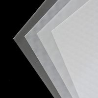 Feuilles de diffuseur prismatiques coulées transparentes en acrylique PMMA avec service de coupe de motif diamant UGR <19 pour éclairage LED