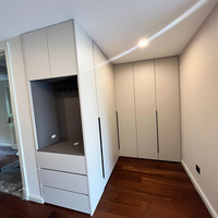 Armoire de chambre à coucher moderne personnalisable avec portes battantes et bureau intégré ; Armoire d'angle ; Armoire domestique