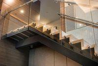 Escalier de villa moderne en acier et bois avec garde-corps en verre/métal, escalier intérieur durable pour hôtels