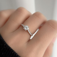 Bague de Mariage Ronde en Moissanite Pureté VVS en Argent S925 Plaqué Rhodium, Testée avec Stylo de Vérification, Fournisseur de Bijoux en Gros ODM