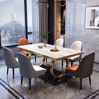 Table à manger de luxe en marbre noir Marquina, plateau en pierre frittée avec base en acier inoxydable plaqué or pour villa.