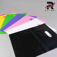 Sacs d'emballage en plastique recyclable imprimés sur mesure, découpés à la forme, avec impression sérigraphique et logo pour chaussures et fourrures