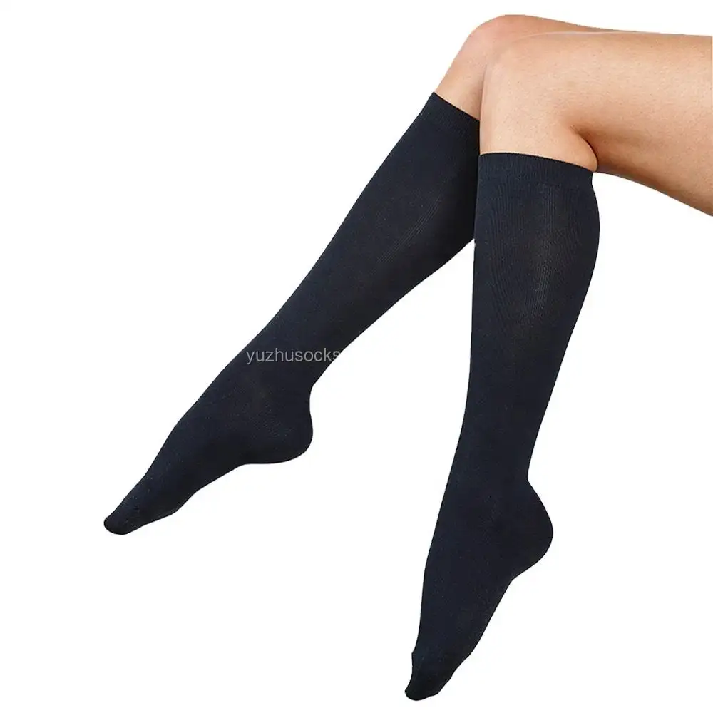 Vente en gros Chaussettes de compression médicales unisexes solides à hauteur du genou en nylon noir extensible 15-21mmhg pour la circulation sanguine pour femmes médicales