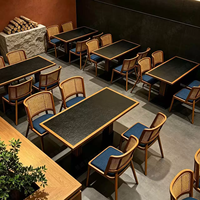 Ensemble de salle à manger sur le thème de la nature sauvage avec chaises en bois pour restaurants modernes, bistrots, hôtels et espaces de restauration décontractés