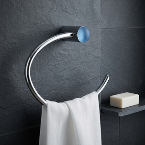 Aura Ring Porte-serviettes mural en acier chromé avec détail en verre bleu clair pour les salles de bain modernes élégantes et fonctionnelles - Product Image 1