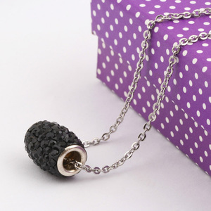 Collar Ovalado de Acero Inoxidable Estilo Europeo Americano para Mujer con Colgante de Diamantes Completos para Uso Diario en Negro, Blanco, Dorado y Rosa - Product Image 1