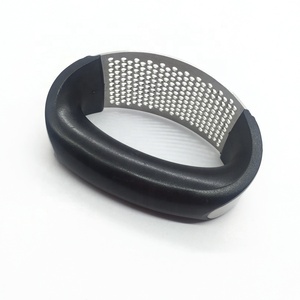 Presse-ail et presse-gingembre manuel en acier inoxydable avec poignée en plastique, compatible lave-vaisselle, modèle 01BC029 - Product Image 2