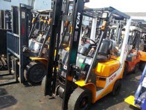 Montacargas TCM de 3 Toneladas FD30 con Motor Diésel, Altura de Elevación de 3m, Mástil Reforzado, Tipo Contrapeso, para Uso en Obras de Construcción - Product Image 1