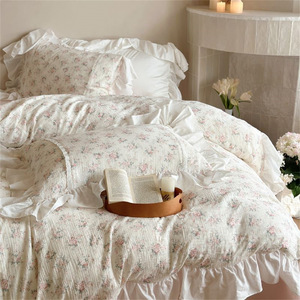 Parure de lit quatre pièces en crêpe de coton fleuri, avec housse de couette et draps à volants en gaze double épaisseur, pour usage domestique - Product Image 2