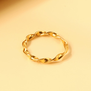แหวนแฟชั่นรูปทรงบิดเกลียวสีทอง ดีไซน์เรียบง่ายสำหรับผู้หญิง ของขวัญเครื่องประดับ - Product Image 3