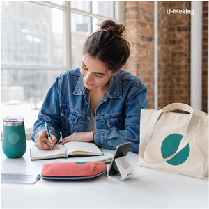 Kit de Bienvenida Personalizado para el Regreso a Clases con Bolso, Cuaderno, Vaso Térmico, Estuche para Lápices, Soporte para Teléfono y Cable de Carga - Product Image 3