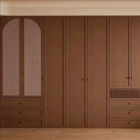 Armoire de chambre à coucher avec portes battantes, en placage de bois et rotin tressé, style Mid-Century, avec poignée en métal à lignes épurées, meuble de chambre