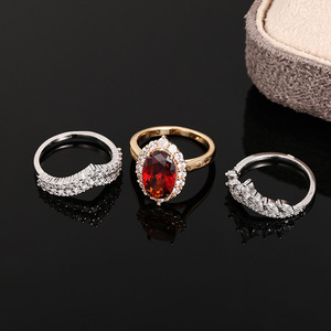 Set di Tre Anelli Impilabili con Corona Gotica e Gemma Rossa per Donne, Gioielli di Moda Principesca - Product Image 3