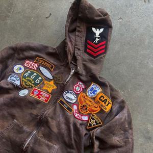 เสื้อฮู้ดดี้ผ้าถักสำหรับผู้ชาย แต่งลายปักแบบดิสเทรส พร้อมผ้าฝ้ายปะติด ตกแต่งด้วยเทคนิคย้อมสีแบบวินเทจ ซันเฟด คัสตอม แอซิดวอช - Product Image 2