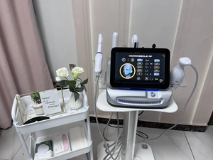 Appareil HIFU 5-en-1 7D pour usage en salon et clinique : Anti-âge, raffermissement cutané, remodelage corporel, élimination de l'acné, rajeunissement vaginal, nettoyage du visage - Product Image 2