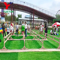 Bon marché, parc d'attractions, manèges, divertissement pour enfants, jeux de course, animaux de ferme, tortue et lapin heureux, course sur piste