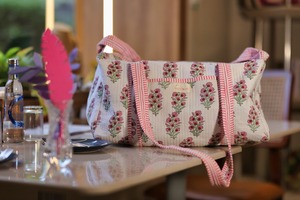 กระเป๋าทรงหมอนพิมพ์ลายดอกไม้ผ้าฝ้ายสีขาวน้ำหนักเบาทนทานจุของได้เยอะทำด้วยมือเป็นมิตรต่อสิ่งแวดล้อม - Product Image 2