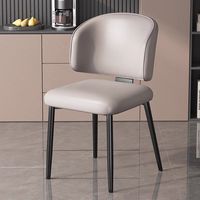 Chaise de salle à manger moderne en similicuir rembourrée, dossier semi-enveloppé incurvé, pieds en métal noir pour salle à manger et cuisine