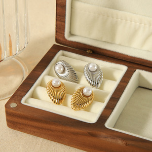 ต่างหูมุกเปลือกหอยสแตนเลสชุบทอง 18k แบบฝังขอบ ดีไซน์ทันสมัยสำหรับผู้หญิง - Product Image 2