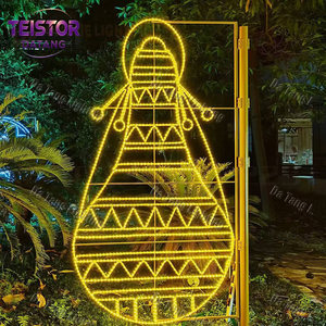 Lumière LED de Noël pour poteau, conçue pour intégrer l'éclairage existant dans le paysage festif - Product Image 4