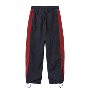 Pantalon de survêtement noir pour homme à taille élastique avec bande latérale rouge, cordon de serrage réglable, logo personnalisé sur la jambe droite, coupe décontractée ample - Product Image 2